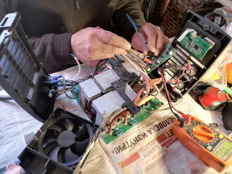 Remontē elektroiekārtas, piemēram, mājsaimniecības tehniku