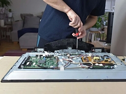 Televizoru iekšējās daļas remonts un apkope.