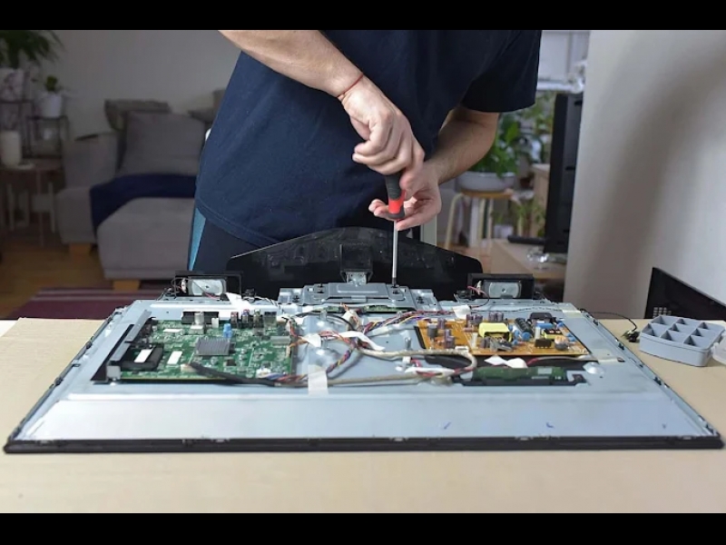Televizoru iekšējās daļas remonts un apkope.