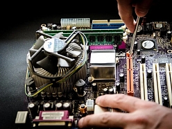 Datora dēļa remonts un tehniskā apkope.