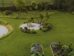 Uzņēmums piedāvā dārza labiekārtošanas pakalpojumus, padarot jūsu apkārtni skaistāku un funkcionālāku.