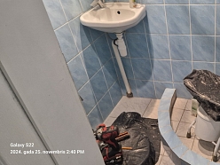 Santehnikas darbi vannas istabā – demontāža un sagatavošana remontam.