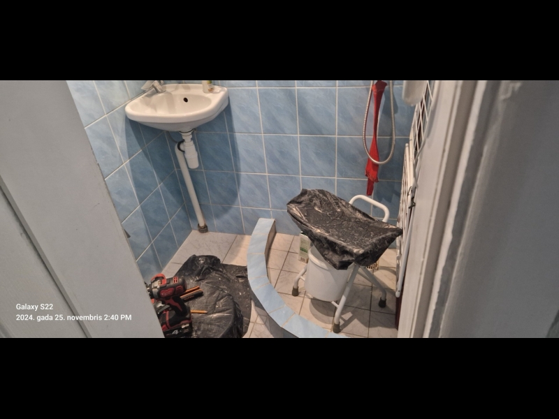 Santehnikas darbi vannas istabā – demontāža un sagatavošana remontam.