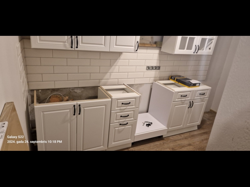 Virtuves mēbeļu montāža un uzstādīšana.