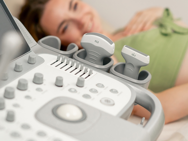 Mūsdienīga ultrasonogrāfijas iekārta precīziem ginekoloģiskiem un grūtniecības izmeklējumiem, kas ļauj savlaicīgi novērtēt sievietes veselības stāvokli.