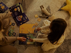 ērns un pieaugušais spēlē Sam Dreamer spēli