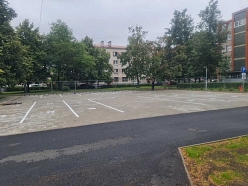 Bruģēts autostāvlaukums ar marķējumu