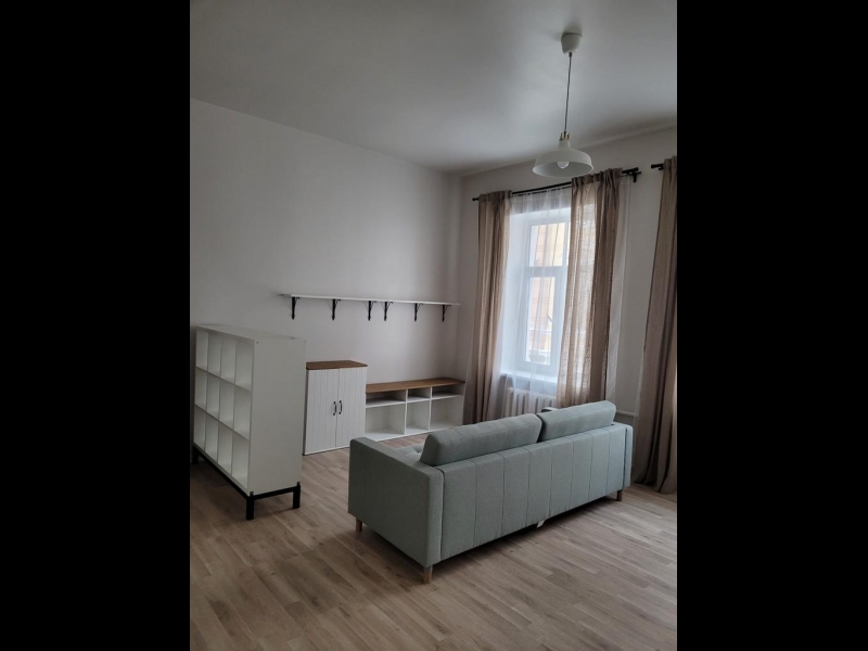 Plauktu un skapju montāža