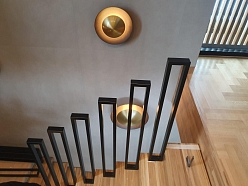 Pielāgoti apgaismojuma risinājumi un interjera dizains, kas rada izcilu atmosfēru.