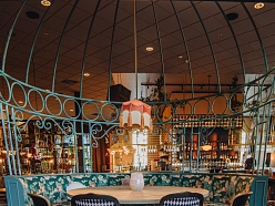 Izsmalcināts interjera dizains restorāniem, kas apvieno funkcionalitāti ar estētiku.