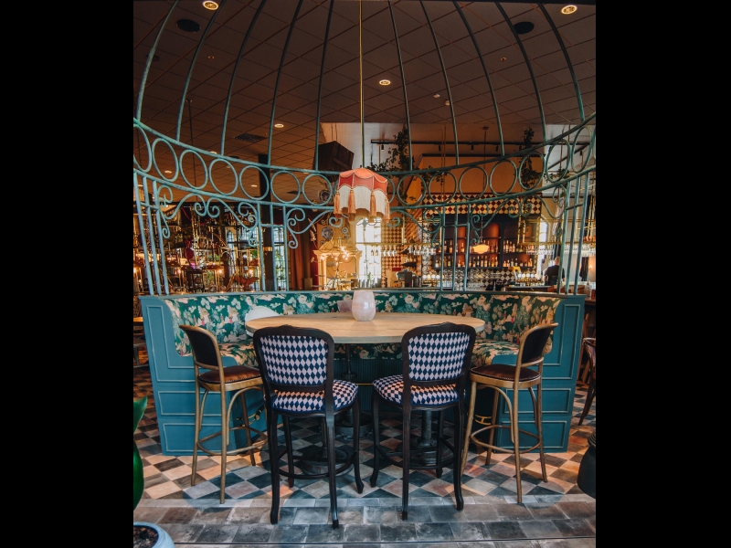 Izsmalcināts interjera dizains restorāniem, kas apvieno funkcionalitāti ar estētiku.