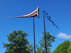 Skulptūras un mākslas objekti, kas bagātina pilsētvidi un rada unikālus akcentus.
