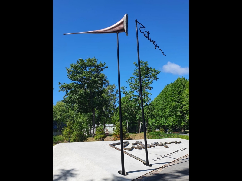 Skulptūras un mākslas objekti, kas bagātina pilsētvidi un rada unikālus akcentus.