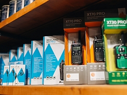 rācijas un komunikācijas ierīces