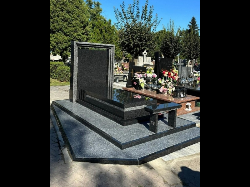 Granīta pieminekļi un apmales