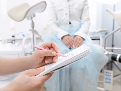 Rūpīga veselības datu izvērtēšana un izmeklējumu plānošana, nodrošinot precīzu diagnostiku un personalizētu pieeju katrai pacientei.