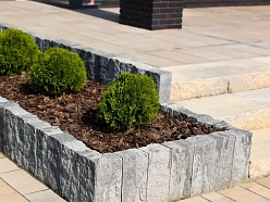 Palisādes pakāpieniem, dobēm un izvirzījumiem