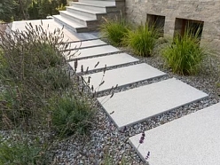 Lielas betona plāksnes