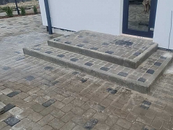 Bruģētas kāpnes pie privātmājas