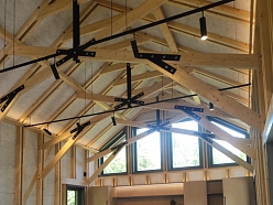 Moderns koka mājas interjers ar augstiem griestiem un sijām