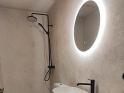 Vannas istabas interjers ar koka elementiem un dizaina izlietni