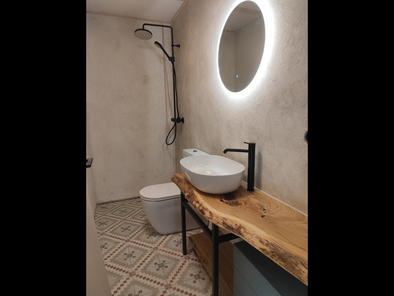 Vannas istabas interjers ar koka elementiem un dizaina izlietni