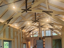 Plaša viesistaba ar kamīnu – koka mājas iekšdarbi un dizains