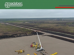 Celtniecības darbi lielā teritorijā, kur tiek izvietota smaga iekārta un sagatavots pamats turpmākajiem projektiem.