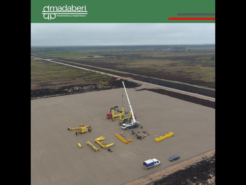 Celtniecības darbi lielā teritorijā, kur tiek izvietota smaga iekārta un sagatavots pamats turpmākajiem projektiem.