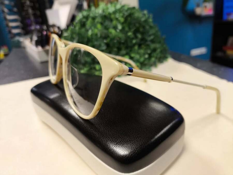 Gaišas krāsas briļļu rāmis