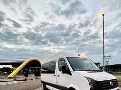 Autobuss pie degvielas uzpildes stacijas