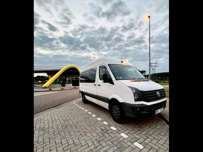 Autobuss pie degvielas uzpildes stacijas