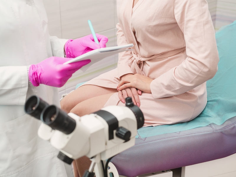 Individuāla un konfidenciāla ginekologa konsultācija mierīgā un drošā vidē, kur paciente var saņemt profesionālu skaidrojumu, ieteikumus un atbalstu par sievietes veselību.