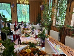 Banketu galdu klāšana