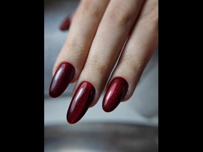 Tumši sarkans cat eye manikīrs