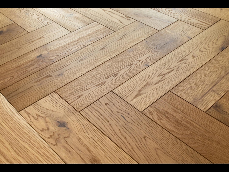 Dabiskais gaišais ozola parkets, kas piešķir jūsu telpām eleganci