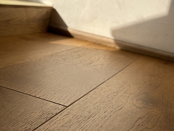 Bagātīgs un dziļš tumša ozola parkets piešķir jūsu telpām greznību