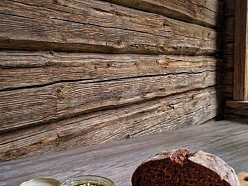 Pilngraudu maize ar zaļumu pesto un sēklām – veselīga uzkoda