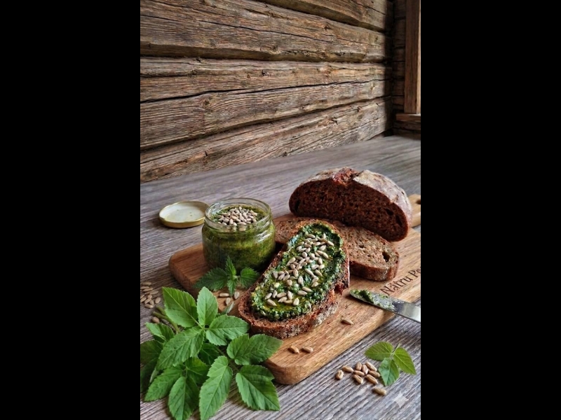 Pilngraudu maize ar zaļumu pesto un sēklām – veselīga uzkoda