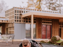 ERBE piedāvā profesionālu zālāju ieklāšanu un dārza apzaļumošanas pakalpojumus