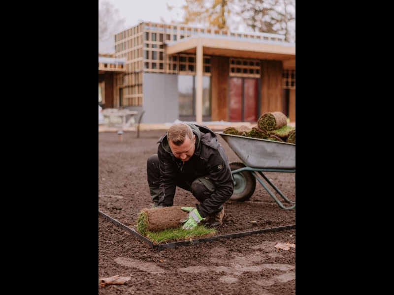 ERBE piedāvā profesionālu zālāju ieklāšanu un dārza apzaļumošanas pakalpojumus