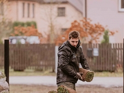 Uzņēmums piedāvā kvalitatīvas zālāja segas piegādi un profesionālu uzstādīšanu