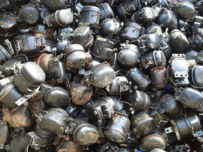 Melnie un krāsainie metāllūžņi