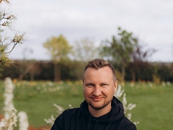 Uzņēmums veic augu stādīšanu un aprūpi, lai jūsu dārzs būtu veselīgs un dzīvotspējīgs.