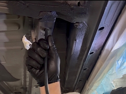 CryoCar komanda veic automašīnu apakšas aizsardzību ar augstas kvalitātes rūsas novēršanas aerosolu