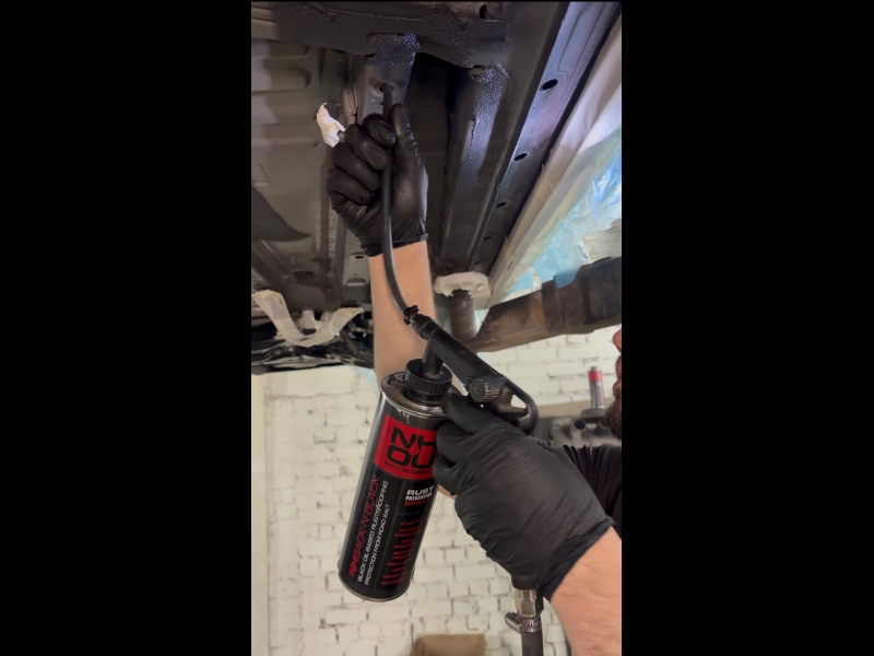 CryoCar komanda veic automašīnu apakšas aizsardzību ar augstas kvalitātes rūsas novēršanas aerosolu