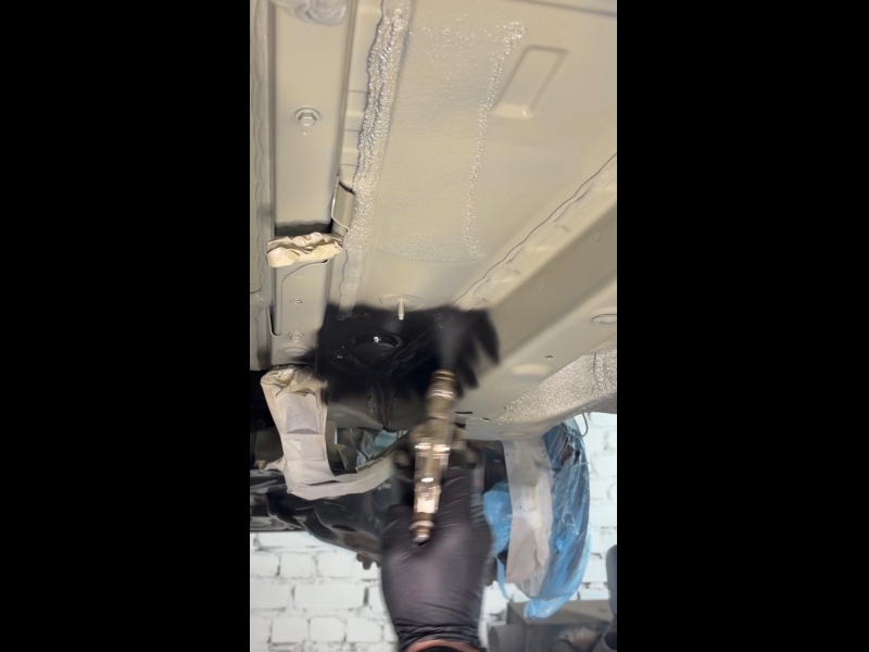 Perfekta pārklājuma nodrošināšana ar jaunākajām tehnoloģijām, lai aizsargātu automašīnas apakšējo daļu