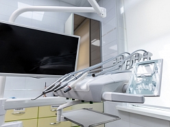 Mūsdienīgs un aprīkots zobārstniecības kabinets precīzai un drošai ārstēšanai.