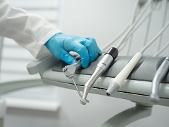 Augstas kvalitātes zobārstniecības instrumenti nodrošina precīzu un komfortablu ārstēšanu.