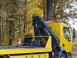 Specializēts evakuators ar krānu aprīkojumu